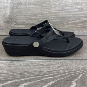 Crocs Sanrah Metallic Disc Women’s Size 7 Black Rubber Wedge Flip Flop Sandals